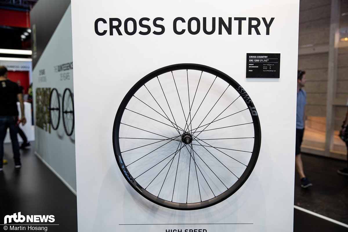 Die neuen DT Swiss Spline 1200-Laufräder setzten hochwertige Carbon-Felgen und die edlen 180er Naben Die neuen DT Swiss Spline 1200-Laufräder setzten hochwertige Carbon-Felgen und die edlen 180er Naben