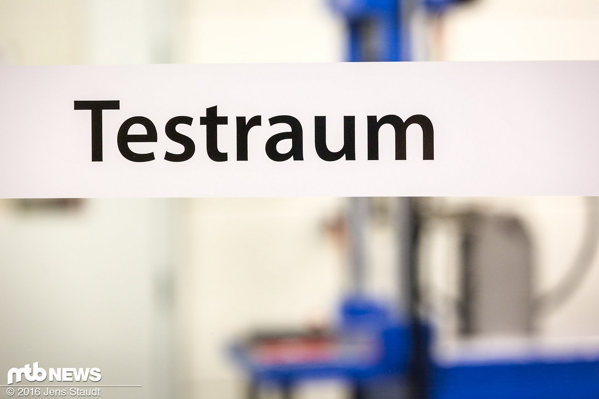 Im großen Testraum laufen die Laufräder tagelang in Testaufbauten und werden immer wieder durch Erschütterungen belastet. Im großen Testraum laufen die Laufräder tagelang in Testaufbauten und werden immer wieder durch Erschütterungen belastet.