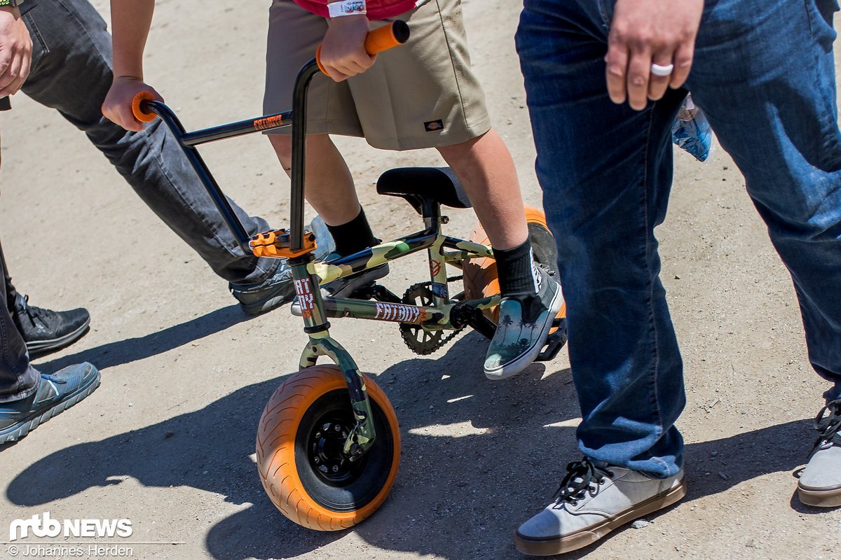 Kleiner Rahmen, fette Reifen: Das Fatboy Mini BMX. Wir sind uns nicht sicher, ob man damit im Skatepark wirklich Spaß haben kann Kleiner Rahmen, fette Reifen: Das Fatboy Mini BMX. Wir sind uns nicht sicher, ob man damit im Skatepark wirklich Spaß haben kann