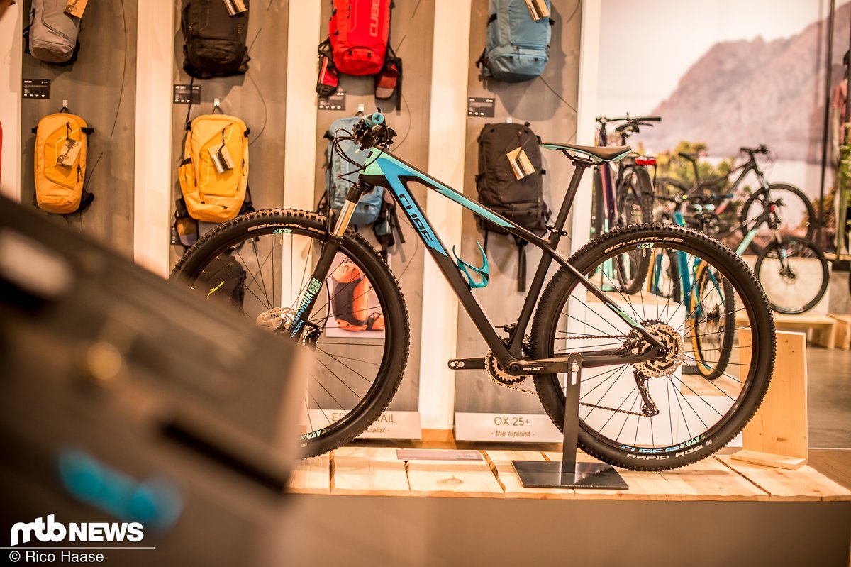Während der Hausmesse im heimischen Waldershof stellte Cube wieder eine Menge neuer und überarbeiteter Bikes und Accessoires vor. Während der Hausmesse im heimischen Waldershof stellte Cube wieder eine Menge neuer und überarbeiteter Bikes und Accessoires vor.