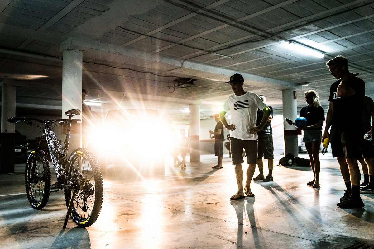 Sam Hill wurde vorab von seinem Team mit dem Bike überrascht Sam Hill wurde vorab von seinem Team mit dem Bike überrascht