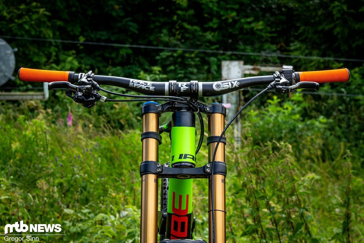 Das Cockpit besteht aus einem Race Face Sixc Carbon-Lenker, den wir auf 780 mm Breite gekürzt haben, und einem 50 mm langen Race Face Atlas DM-Vorbau. Das Cockpit besteht aus einem Race Face Sixc Carbon-Lenker, den wir auf 780 mm Breite gekürzt haben, und einem 50 mm langen Race Face Atlas DM-Vorbau.