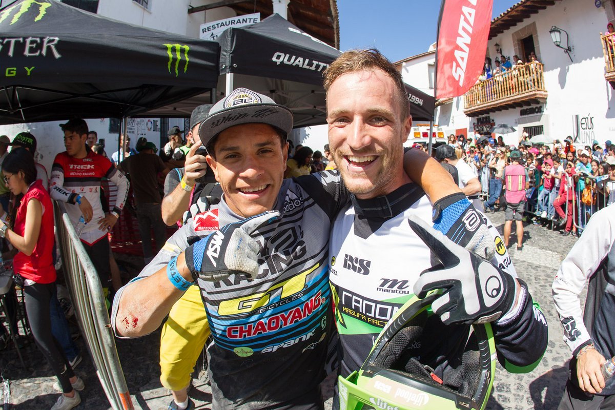 Bernardo Cruz und Fischi. Cruz war direkt vor einem Absprung weggerutscht und hatte so keine Chance mehr auf einen Podiumsplatz Video: https://www.facebook.com/bernardocruzdh/videos/638084929693353/ Bernardo Cruz und Fischi. Cruz war direkt vor einem Absprung weggerutscht und hatte so keine Chance mehr auf einen Podiumsplatz Video: https://www.facebook.com/bernardocruzdh/videos/638084929693353/