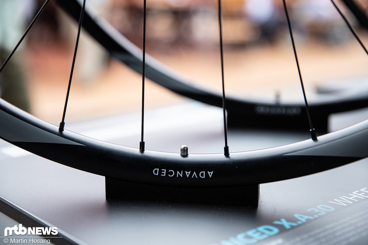 Die neuen Carbon-Laufradsätze sind mit 30 mm und 25 mm Breite erhältlich und richten sich an XC-Rennfahrer und Trailbiker Die neuen Carbon-Laufradsätze sind mit 30 mm und 25 mm Breite erhältlich und richten sich an XC-Rennfahrer und Trailbiker