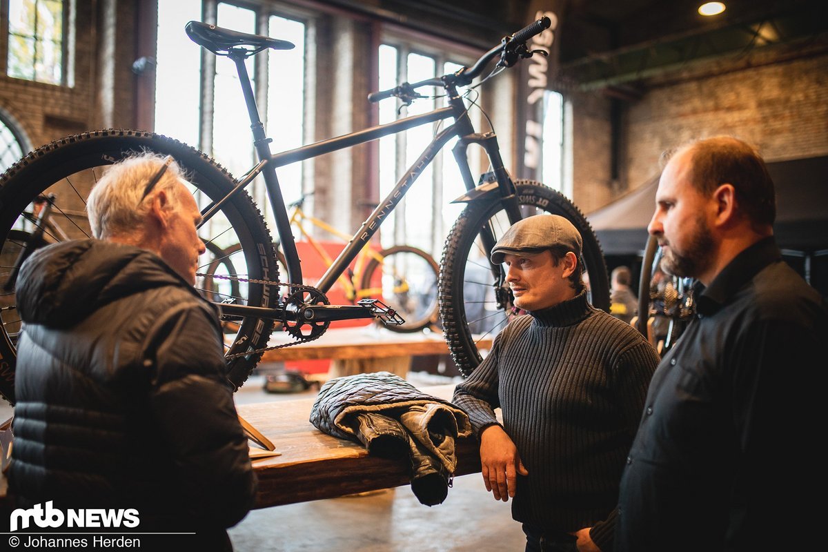 Unser Team von MTB-News und Rennrad-News hatte die Gelegenheit, sich mit jeder der anwesenden Firmen intensiv auseinanderzusetzen und in zahlreichen Gesprächen alle möglichen Themen zu besprechen. Unser Team von MTB-News und Rennrad-News hatte die Gelegenheit, sich mit jeder der anwesenden Firmen intensiv auseinanderzusetzen und in zahlreichen Gesprächen alle möglichen Themen zu besprechen.