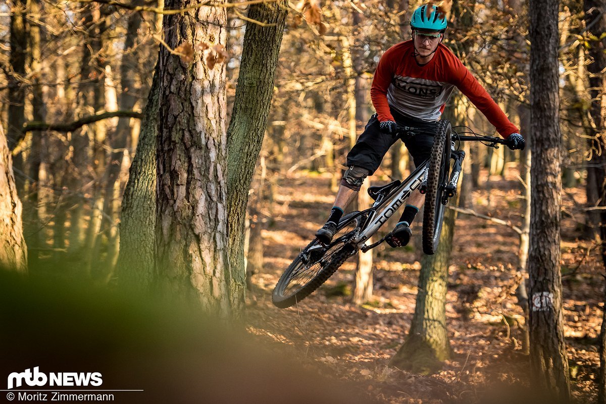 In der Luft lässt sich das leichte Hardtail mühelos herumwerfen und lädt zu Spielereien ein In der Luft lässt sich das leichte Hardtail mühelos herumwerfen und lädt zu Spielereien ein