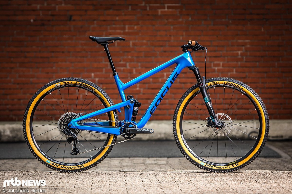 Das Focus O1E 8.9 kommt mit auffälliger Schwalbe Nobby Nic-Bereifung mit Classic Skin und kennzeichnet die mittlere Ausstattung der drei Modelle Das Focus O1E 8.9 kommt mit auffälliger Schwalbe Nobby Nic-Bereifung mit Classic Skin und kennzeichnet die mittlere Ausstattung der drei Modelle