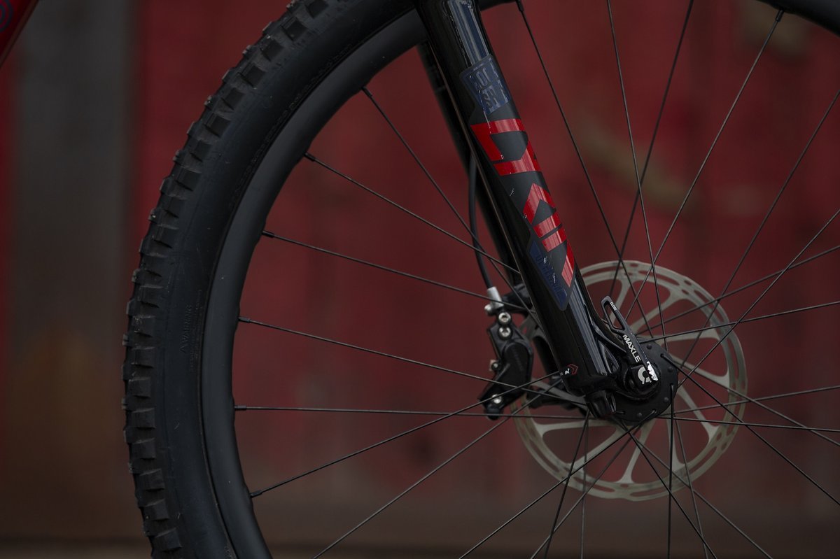 Die RockShox Lyrik Ultimate ist für den Enduro-Einsatz konzipiert. Sie soll das Maverick abfahrtslastiger machen. Die RockShox Lyrik Ultimate ist für den Enduro-Einsatz konzipiert. Sie soll das Maverick abfahrtslastiger machen.