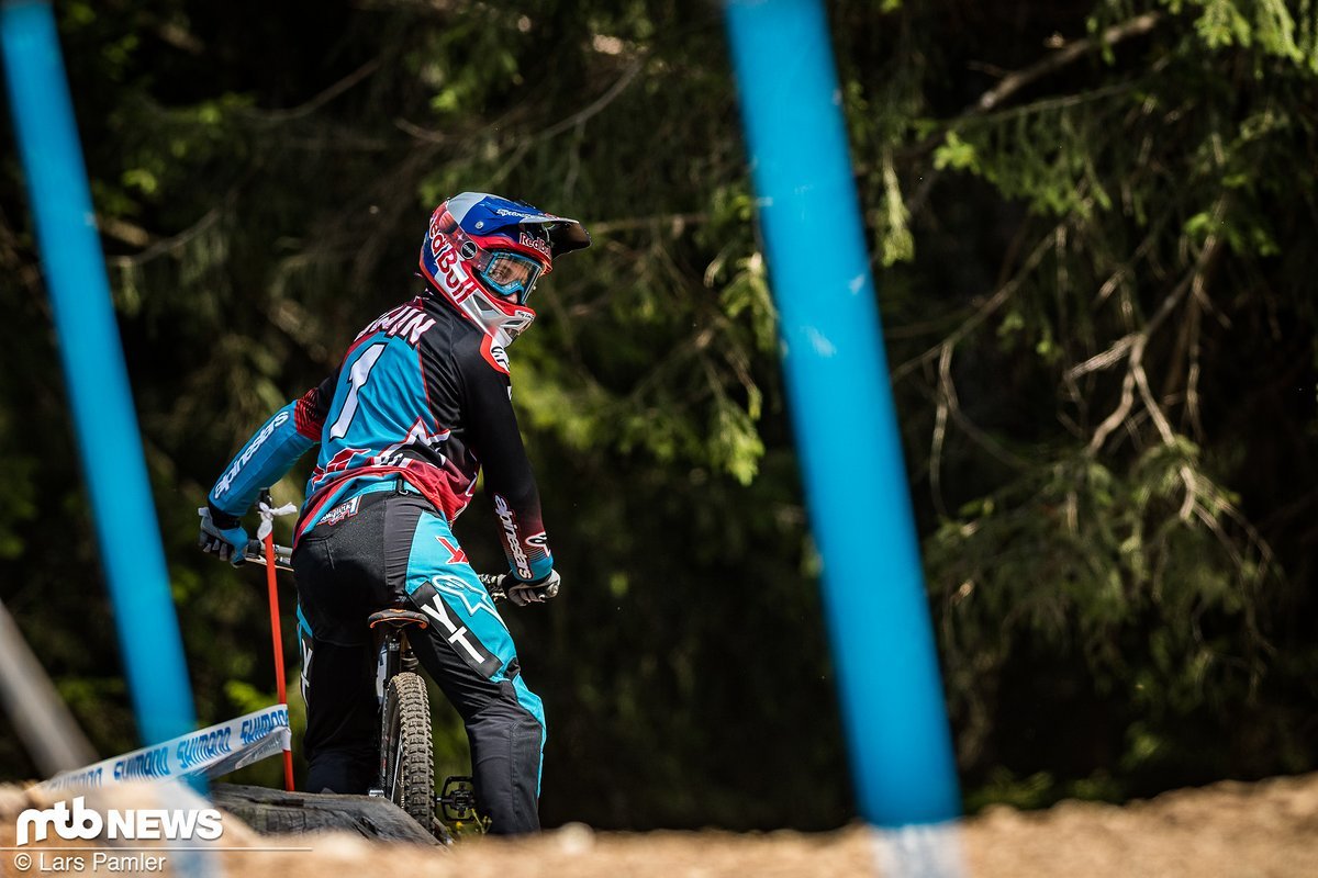 Aaron Gwin checkt die Linie Aaron Gwin checkt die Linie