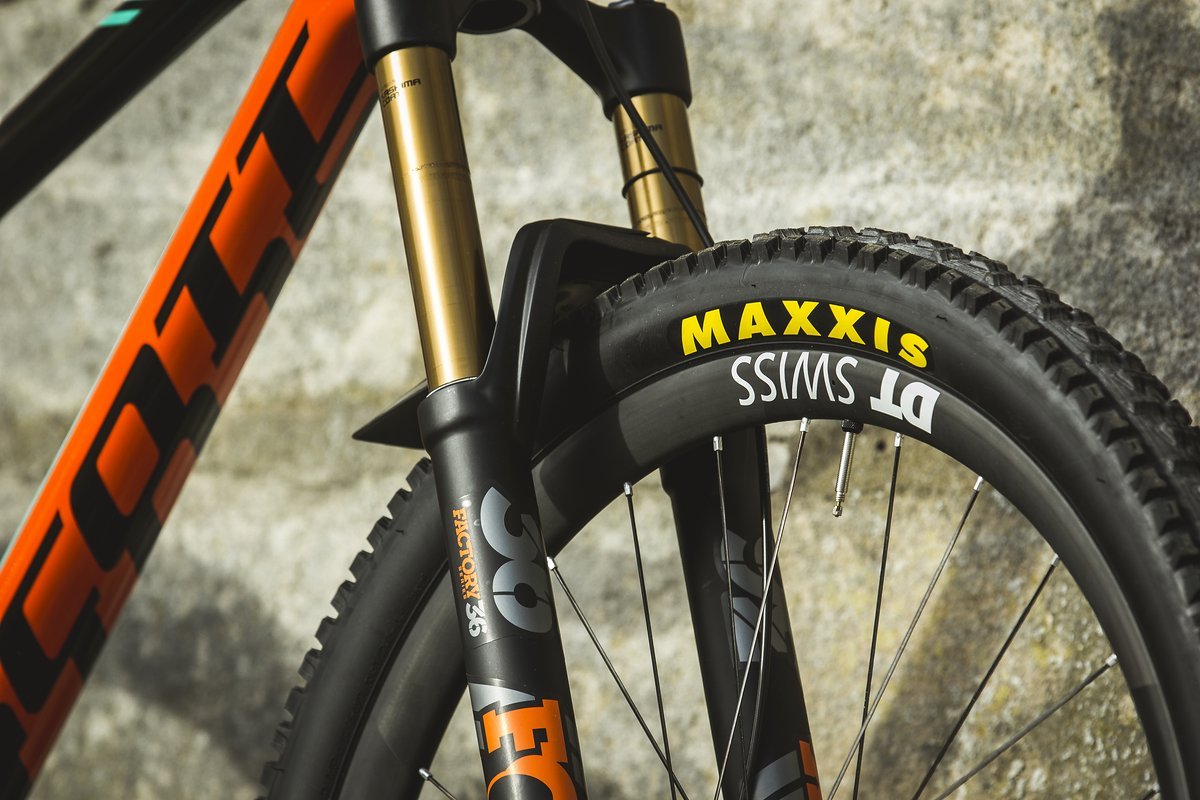Der Syncros Fender passt perfekt zur Fox 36 an der Front Der Syncros Fender passt perfekt zur Fox 36 an der Front