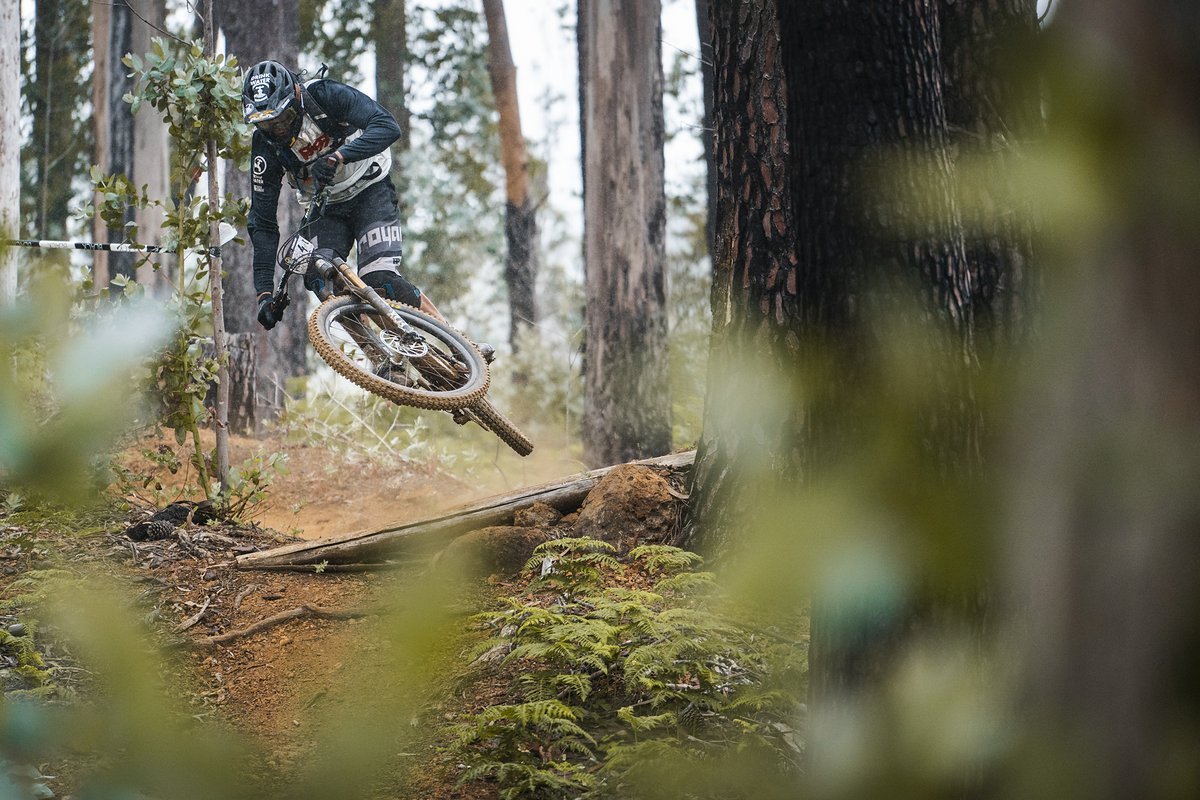 Die letzten beiden Stages des Tages waren wieder schnelle und harte Downhill-Pisten mit viel Linienwahl und einigen Absprüngen. Die letzten beiden Stages des Tages waren wieder schnelle und harte Downhill-Pisten mit viel Linienwahl und einigen Absprüngen.