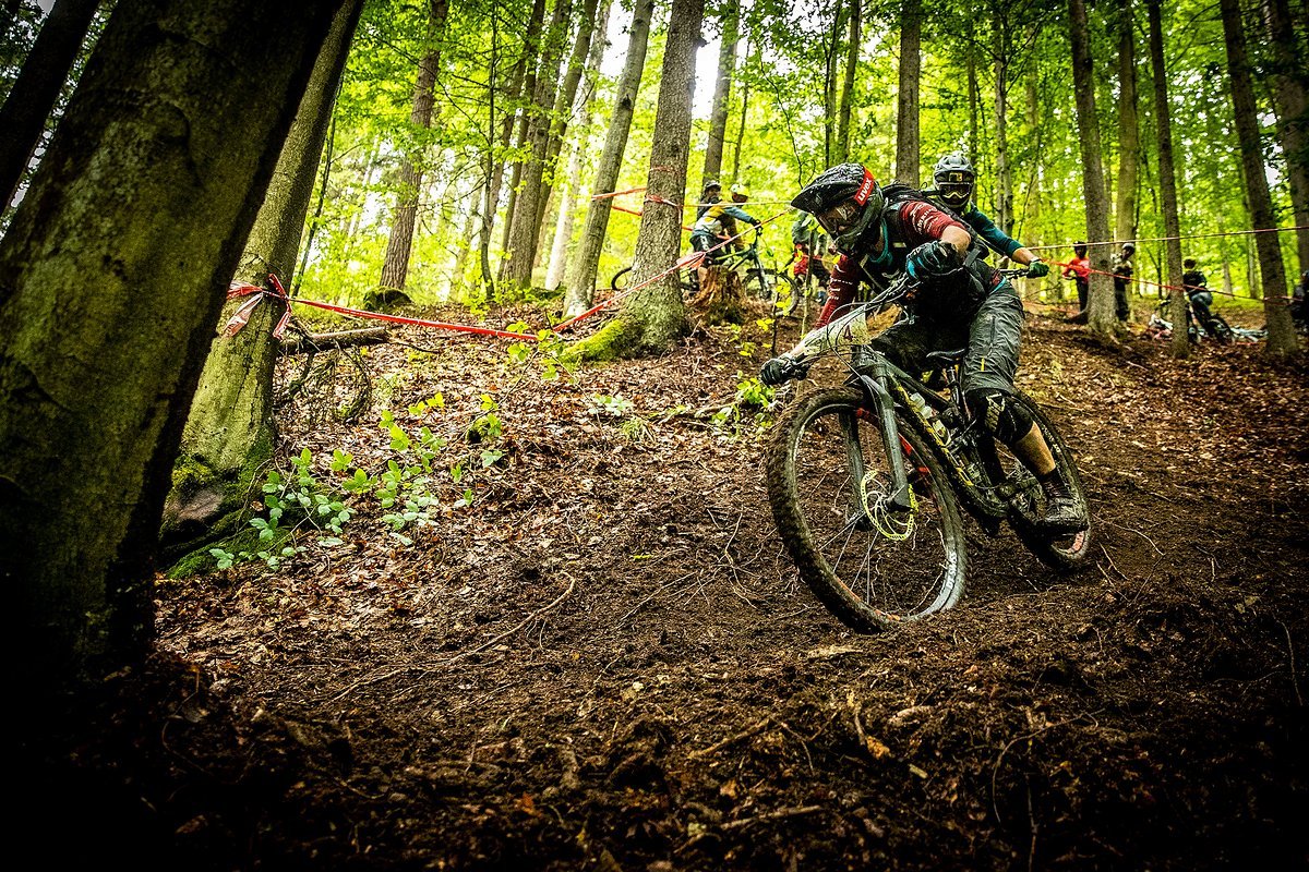 Die berüchtigte Enduro Wet Series hat wieder zugeschlagen. Am ersten Trainingstag hat es geschifft und die frisch rausgeschnittenen Tracks in Rutschbahnen verwandelt. Die berüchtigte Enduro Wet Series hat wieder zugeschlagen. Am ersten Trainingstag hat es geschifft und die frisch rausgeschnittenen Tracks in Rutschbahnen verwandelt.