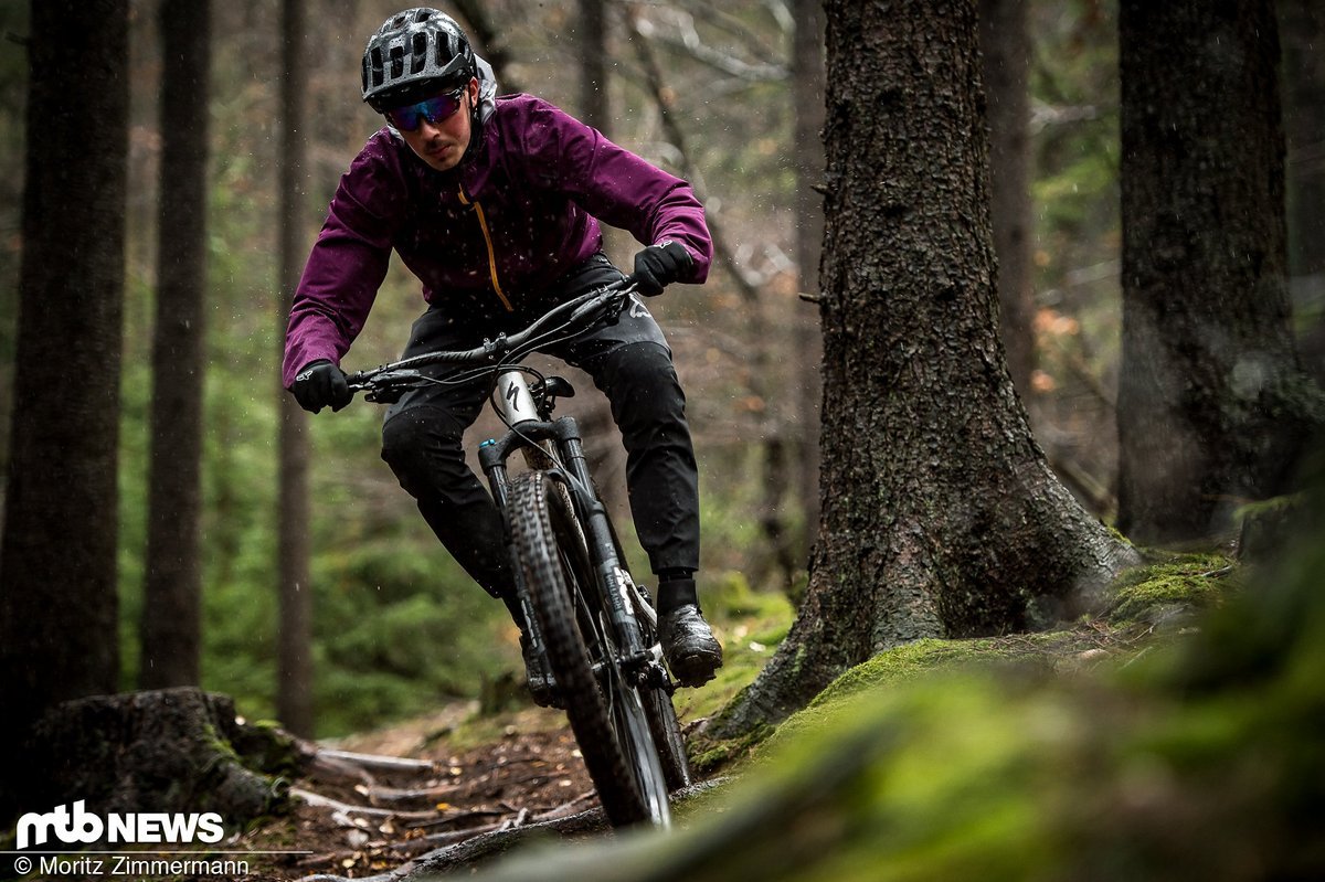 Dank der Shimano SH-MW701-Klickschuhe kann man sich auch bei langen, kalten Regenausfahrten über trockene und warme Füße freuen. Dank der Shimano SH-MW701-Klickschuhe kann man sich auch bei langen, kalten Regenausfahrten über trockene und warme Füße freuen.
