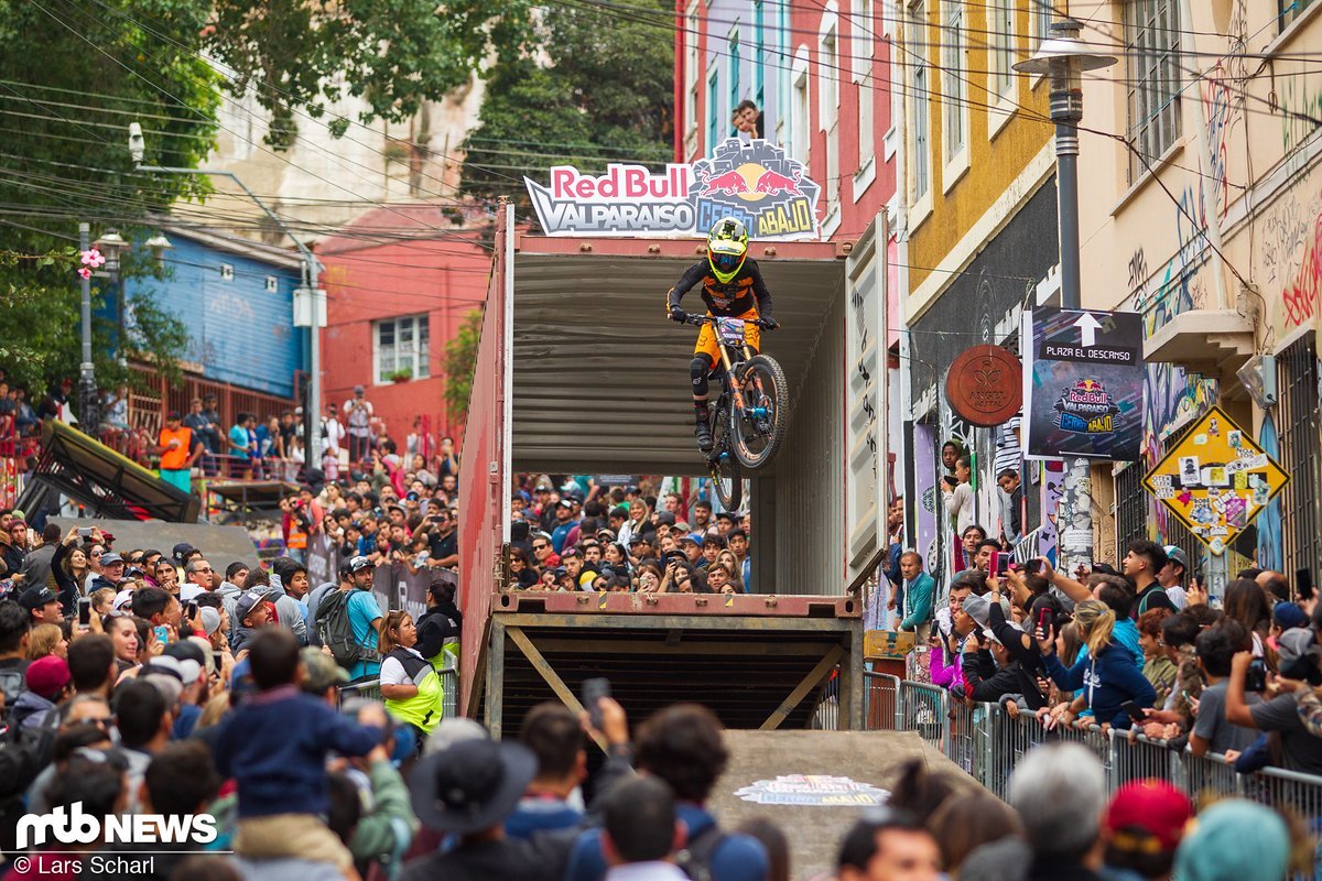 Jackson Goldstone ist zwar noch lange nicht volljährig, traut sich jedoch bereits die extreme Urban-Strecke in Chile runter! Jackson Goldstone ist zwar noch lange nicht volljährig, traut sich jedoch bereits die extreme Urban-Strecke in Chile runter!