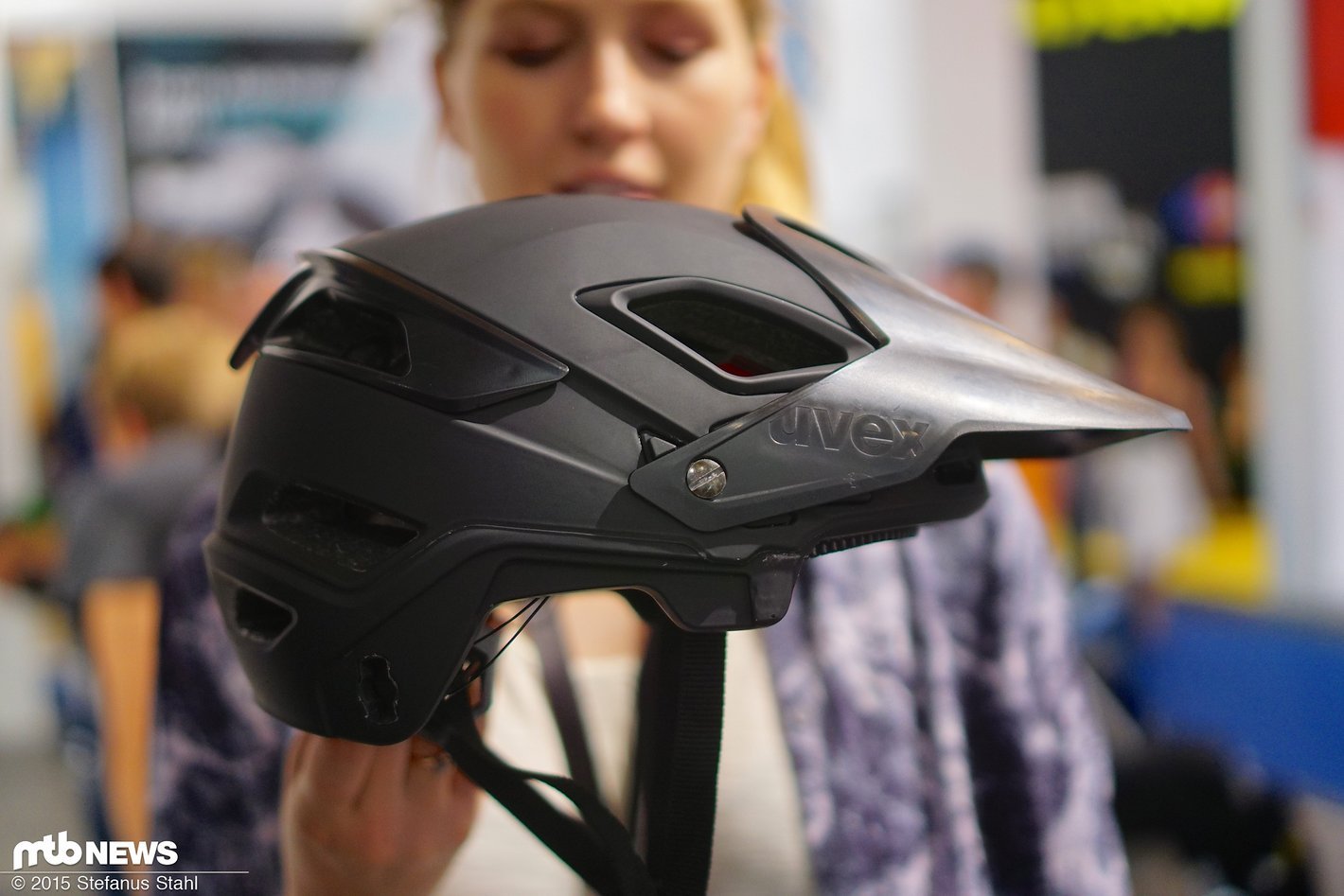 Eurobike Uvex 2016 elektrisch abdunkelnde Brille und FullfaceHelm mit abnehmbarem Kinnbügel