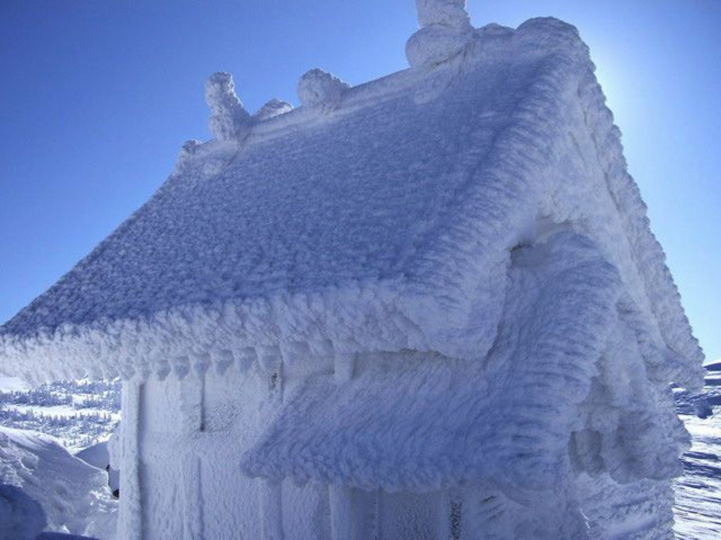 Снежок называется. Домик из снега. Ледяной домик. Хижина из снега. Зимняя крыша.