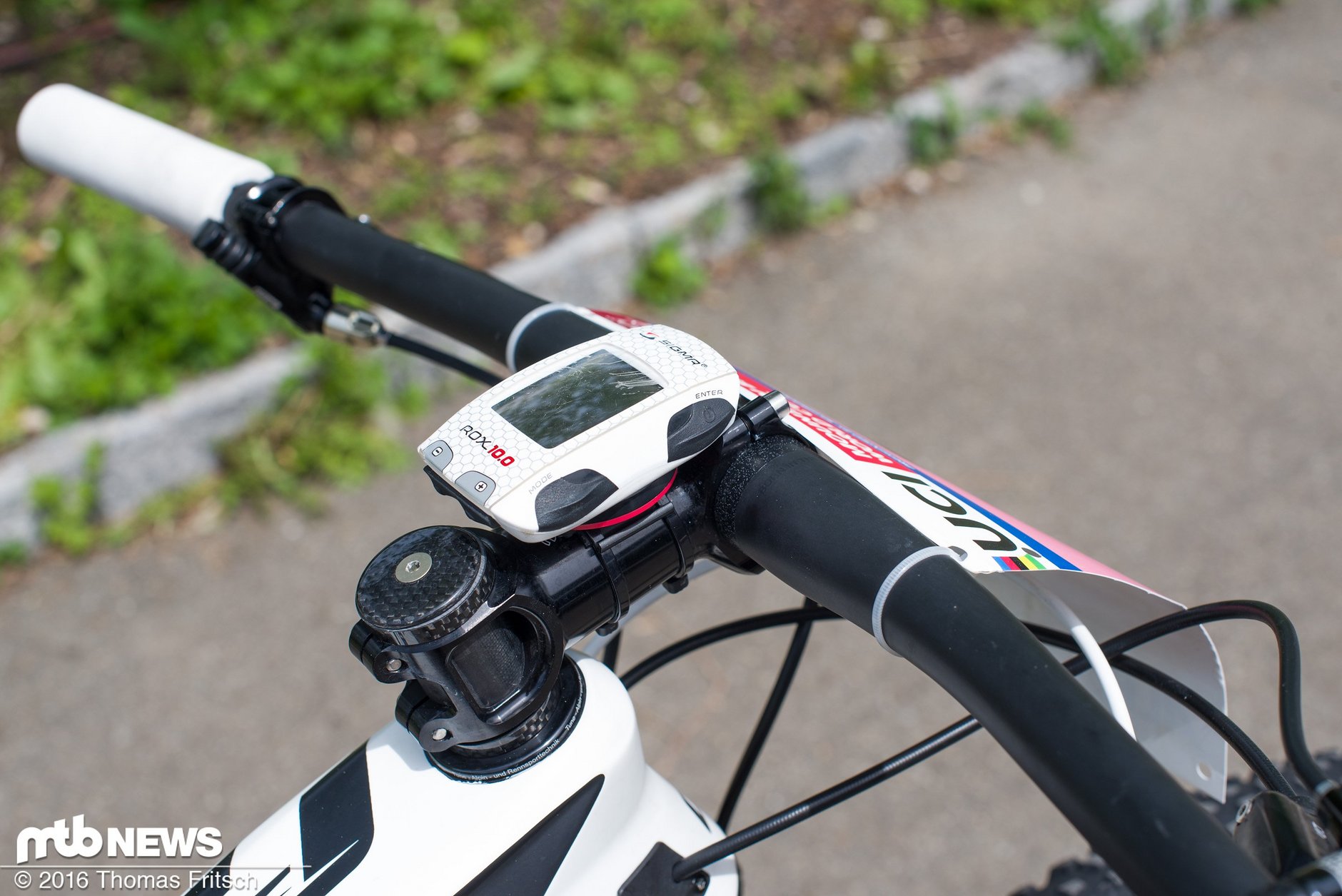 frau fliegt beim fahrrad fahren der rock hoch