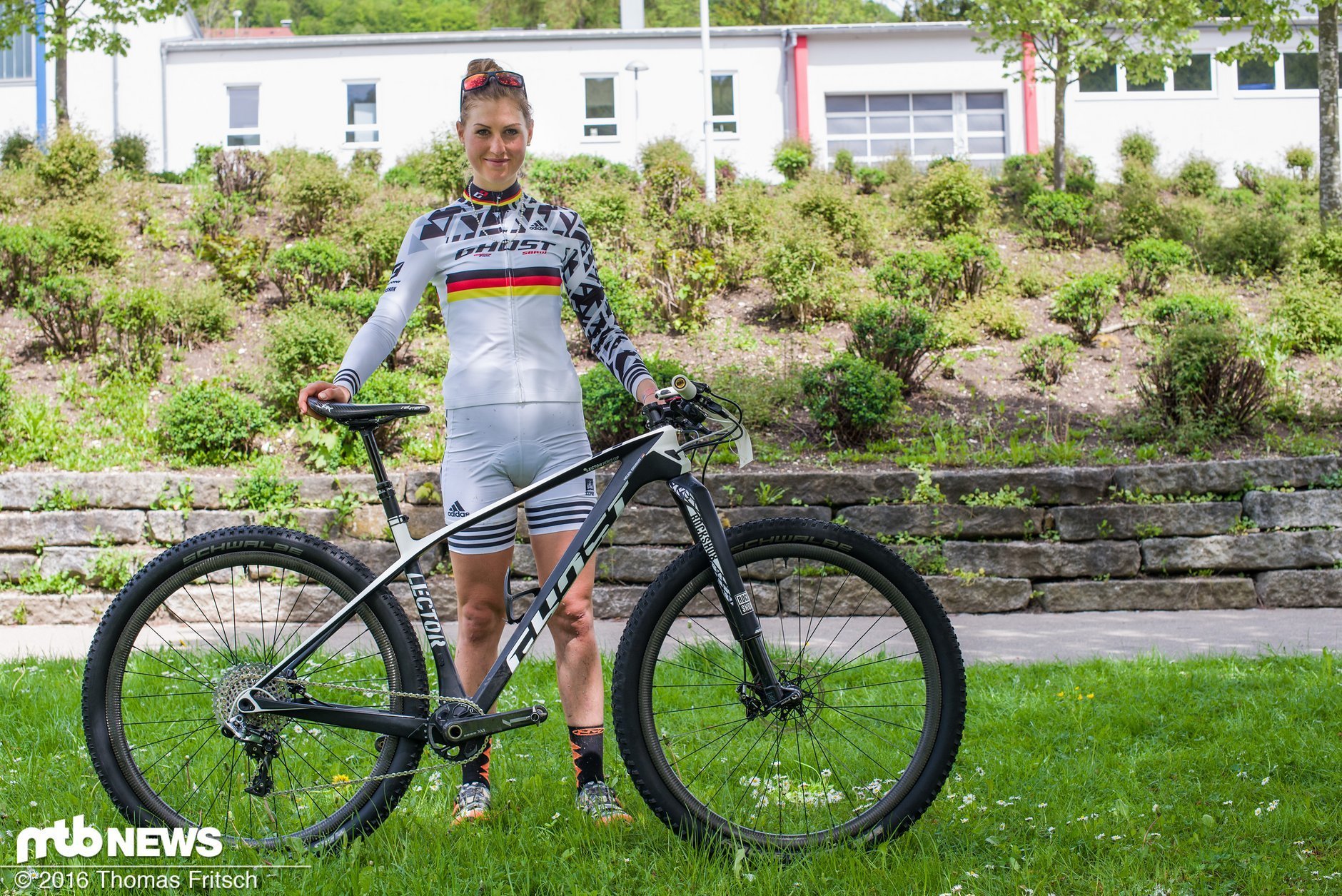 frau fliegt beim fahrrad fahren der rock hoch