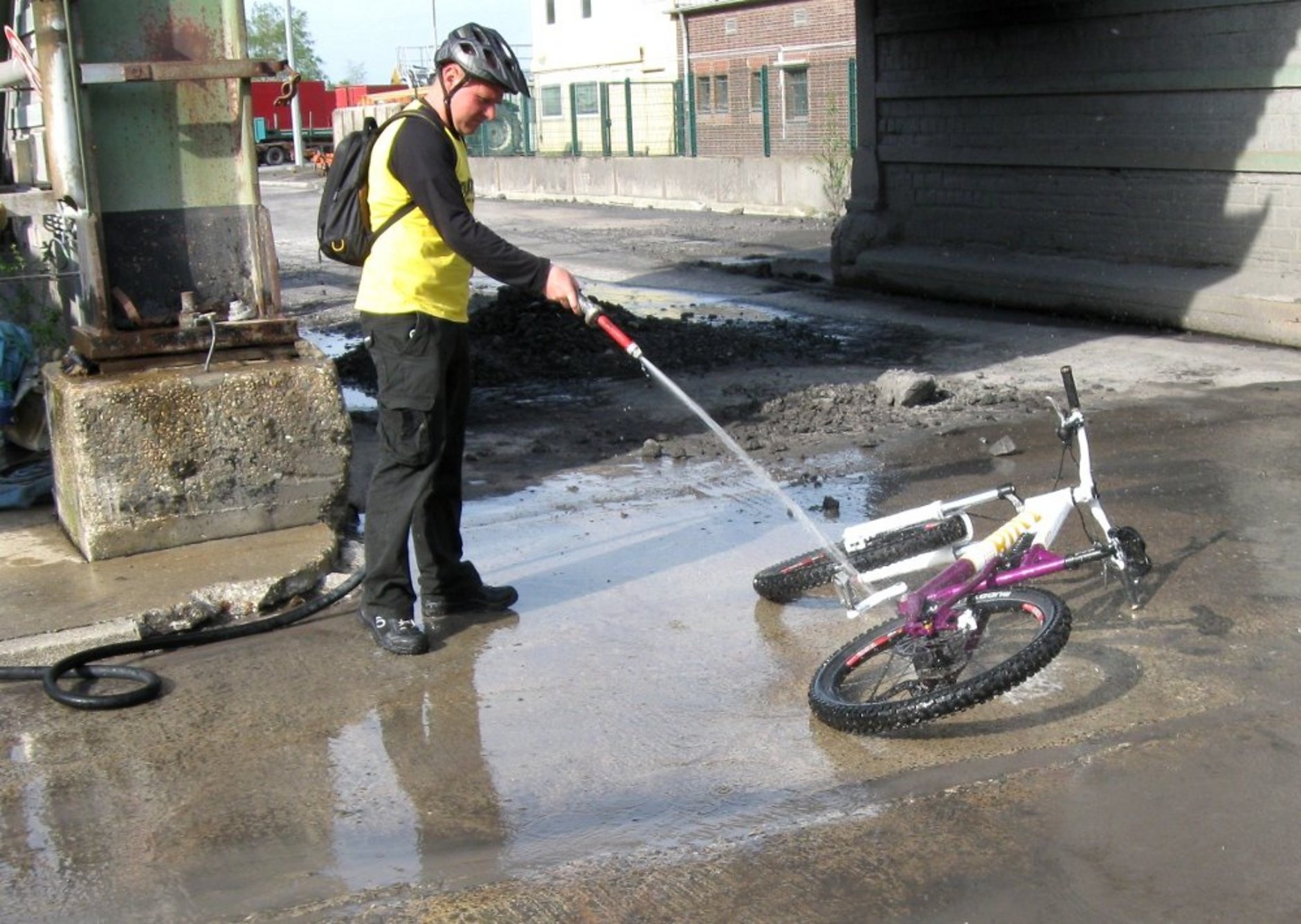 fahrrad vor der werkstatt sauber machen