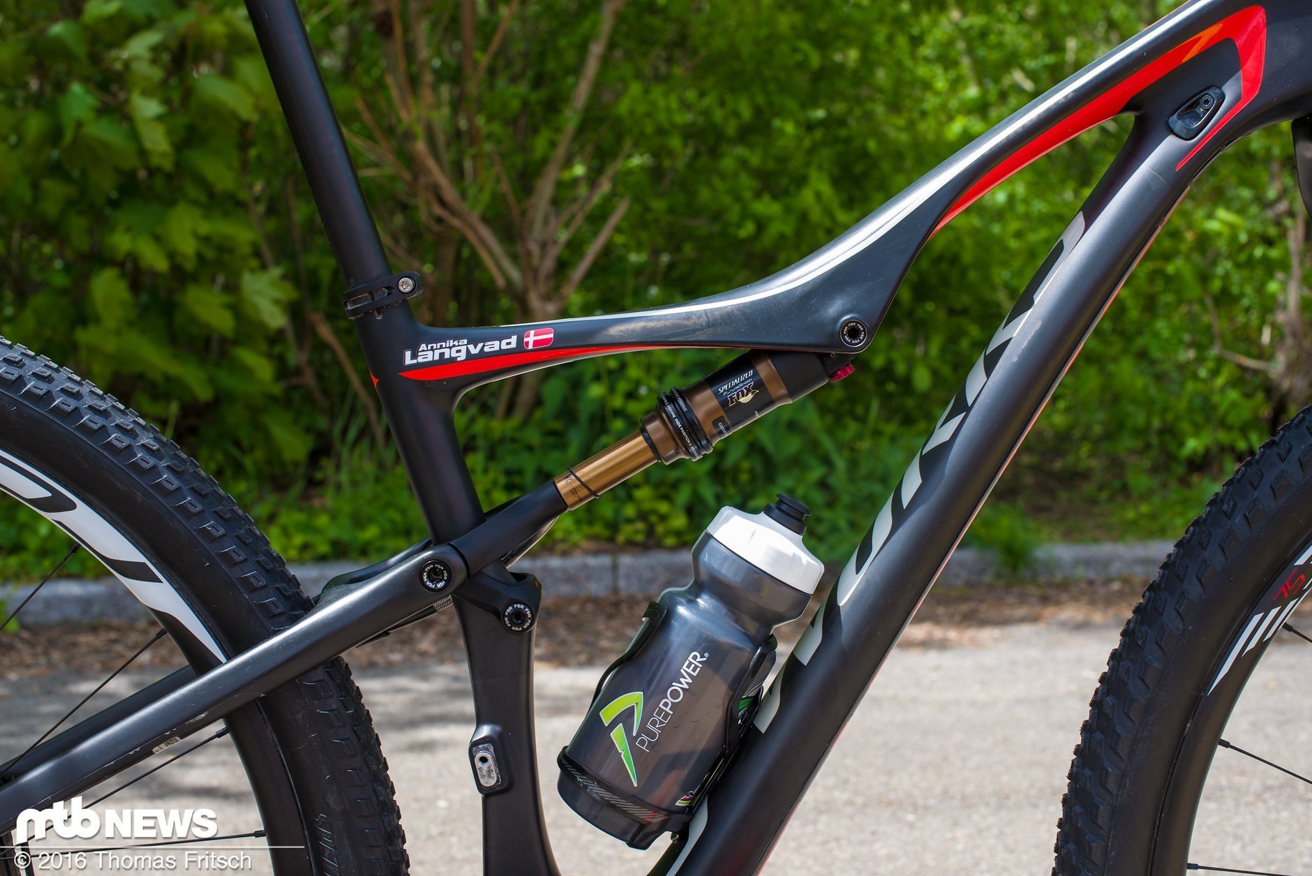 frau fliegt beim fahrrad fahren der rock hoch