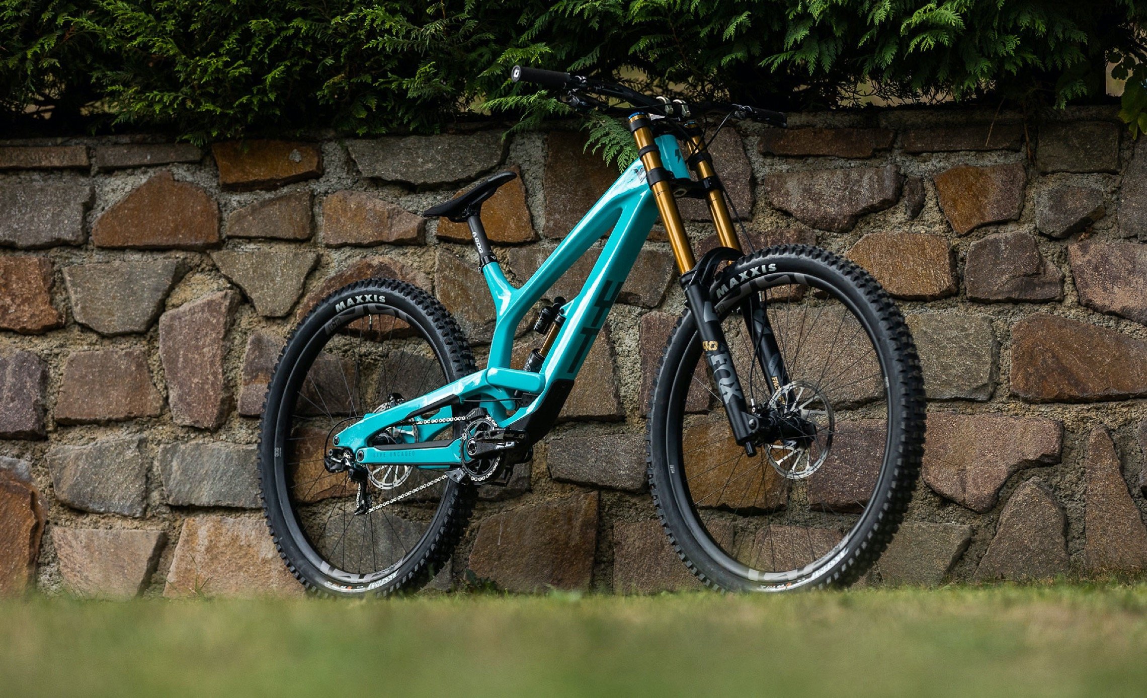 YT Tues Core 4 & Dirt Love Core 2: Neue Downhill- und Dirt-Bikes