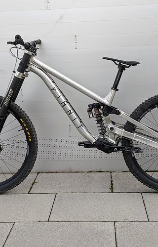 Die Newmen E.G.30-Felgen samt Hope / Pinion-Nabenkombination laufen unauffällig und solide seit über 40 Bikeparktagen.