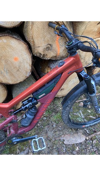 Alles mit dabei am Trail-Bike: Laurenz hat sich von Reisefix eine Custom-Rahmentasche für sein Spectral 125 anfertigen lassen.