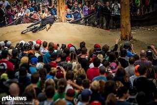 Mit Vollgas geht es auf den Log Ride zu