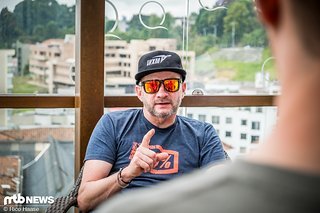 Claus erklärt die Planung und die Strategie für das Rennen Claus erklärt die Planung und die Strategie für das Rennen