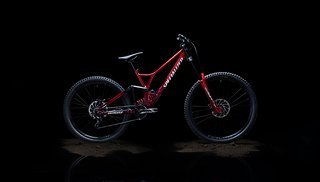 Das neue Specialized Demo 2021 wird in Mullet-Konfiguration mit 27,5"-Hinterrad und 29"-Vorderrad verkauft Das neue Specialized Demo 2021 wird in Mullet-Konfiguration mit 27,5"-Hinterrad und 29"-Vorderrad verkauft