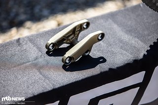 Der Rockerlink ist aus Aluminium gefertigt. Der Gewichtsunterschied zu Carbon wäre laut Pyga minimal, und man möchte Carbon nur dann einsetzen, wenn es nötig erscheint. Der Rockerlink ist aus Aluminium gefertigt. Der Gewichtsunterschied zu Carbon wäre laut Pyga minimal, und man möchte Carbon nur dann einsetzen, wenn es nötig erscheint.
