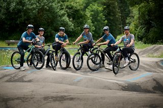 Gleich sieben Fahrer hat sich Pumptrack.de für 2024 an Bord geholt. Gleich sieben Fahrer hat sich Pumptrack.de für 2024 an Bord geholt.