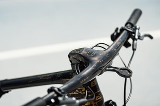 Speziell das Cockpit darf sich über den Goldschimmer freuen.