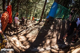 Diese Rechtskurve leitet einen brutalen Downhill-Slalom ein