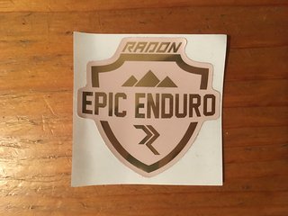 Der Lohn der Mühe: Der goldene Radon Epic Enduro Aufkleber