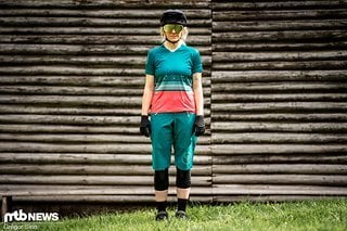 Das Endura-Outfit für den Trail kommt gewohnt farbenfroh daher.