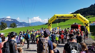 Fahrerbesprechung nach dem Training im Zielbereich der Strecke Fahrerbesprechung nach dem Training im Zielbereich der Strecke