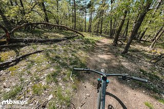 Keine Zeit für Actionfotos! Auf der Testrunde waren wir vor allem damit beschäftigt, möglichst schnell bergauf und bergab unsere Hometrails unter die Stollen zu nehmen. Keine Zeit für Actionfotos! Auf der Testrunde waren wir vor allem damit beschäftigt, möglichst schnell bergauf und bergab unsere Hometrails unter die Stollen zu nehmen.