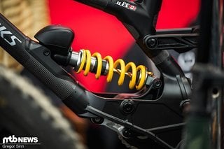 Die Räder von Finn Iles und Loïc Bruni sind mit neuen, elektrisch angesteuerten Öhlins TTX22-Dämpfern ausgerüstet.