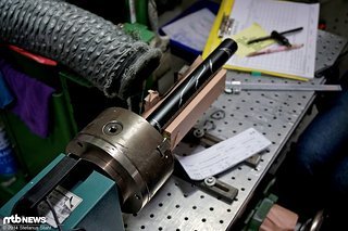 Dank drehbarer Aufspannung können symmetrische Teile rundum beschriftet werden