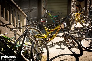 Beim Haus der Devinci Team-Fahrer herrschte reges Treiben. Viele Bikes müssen aufgebaut werden. Beim Haus der Devinci Team-Fahrer herrschte reges Treiben. Viele Bikes müssen aufgebaut werden.