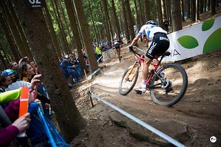Julien Absalon gibt im Downhill mit abgesenktem Sattel Gas.