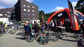 Die ersten zurückgekehrten Teilnehmern - Entspannen und Kuchen futtern bei bike-components