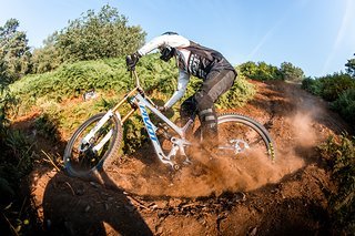 Ob man mit dem Rad auch so Kurven fahren und Stoppies ziehen kann wie Bernard Kerr? Ob man mit dem Rad auch so Kurven fahren und Stoppies ziehen kann wie Bernard Kerr?