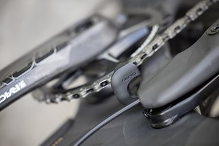 Auch eine schick integrierte Kettenführung ist mit von der Partie. Auch eine schick integrierte Kettenführung ist mit von der Partie.