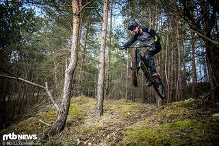 Die lange Front unseres XL-Testbikes in Kombination mit dem kurzen Heck bietet einen gesunden Kompromiss an Verspieltheit und Laufruhe Die lange Front unseres XL-Testbikes in Kombination mit dem kurzen Heck bietet einen gesunden Kompromiss an Verspieltheit und Laufruhe