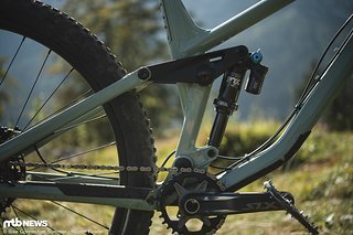 Das Herzstück des Privateer 141 ist die einteilige Umlenkwippe, die den Fox DPX2-Dämpfer anlenkt