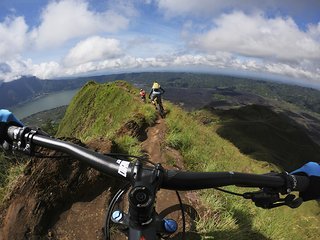 Die GoPro HERO8 Black bietet HyperSmooth 2.0 zur Bildstabilisierung, 4K-Videoauflösung und Fotos in 12 MP