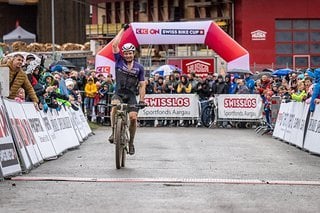 Luca Schwarzbauer jubelt über seinen dritten Sieg im vierten Saisonrennen