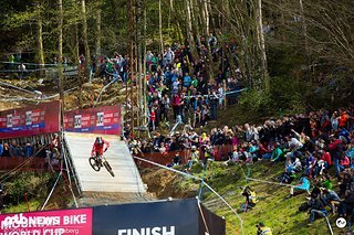 Einen Whip über den Zieldrop? Bei einem Downhill-Rennen? Einen Whip über den Zieldrop? Bei einem Downhill-Rennen?